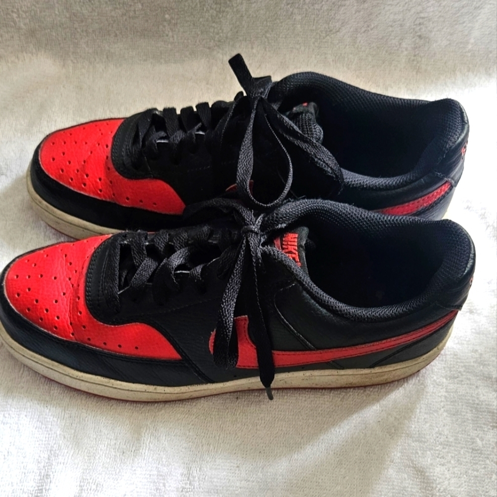 Nike Court Vision Low FJ0685-010 Black Red Athletic Shoes Men’s 8.5/Wmn's 10.5